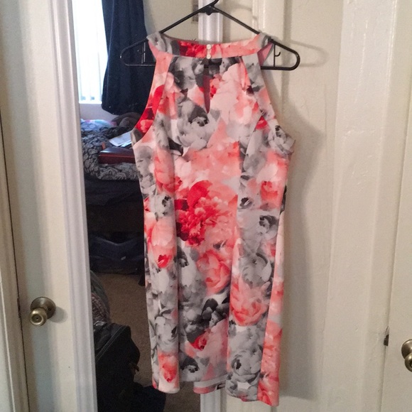 BRAND NEW Floral Petite Dress! - Picture 2 of 4